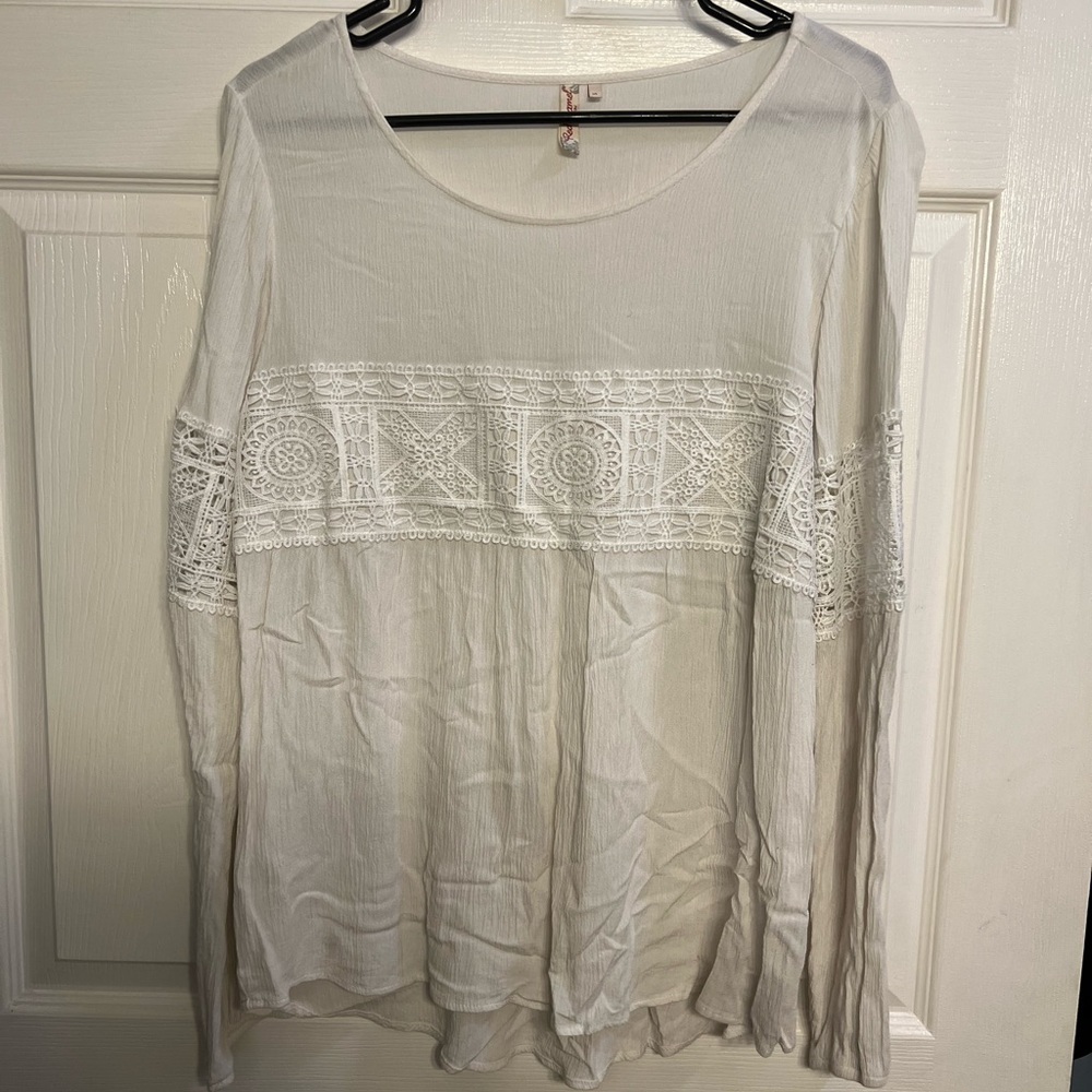 100% rayon. Elastic long sleeves.
